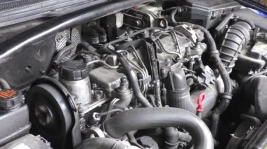 Araba motoru çalışma, açık hood