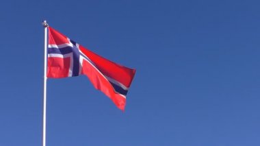 Norveç bayrağı mavi gökyüzü