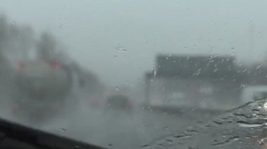 Fırtınada otoyol sürüş
