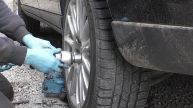 Araba tekerlek yol kenarında üzerinde kaldırma