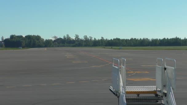 Flygplatsen fältet locator och ombordstigning trappor bakgrund — Stockvideo