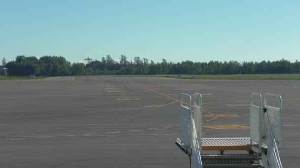 Localisateur de terrain de l'aéroport et escaliers d'embarquement — Video