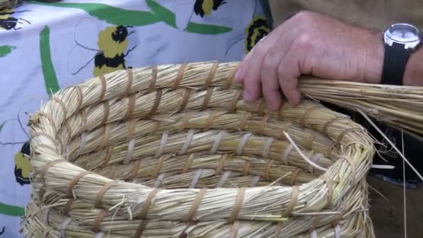 Wheat straw weaving — Stock Video