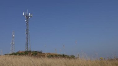 Telekomünikasyon kulesi tepenin üzerinde