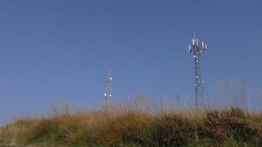 Telekomünikasyon kuleleri üstünde belgili tanımlık tepe tepe