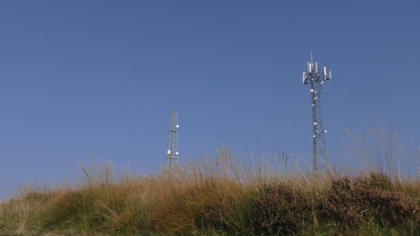 Torres de telecomunicaciones en la cima de la colina — Vídeos de Stock