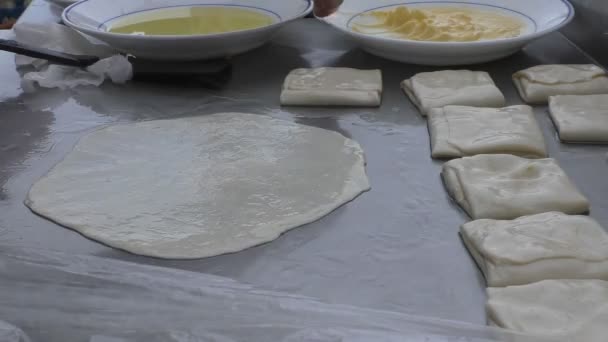 Chef-kok maken pannenkoeken gevouwen zijaanzicht — Stockvideo