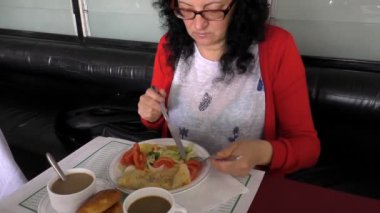 Kahvaltı yapıyor kadın