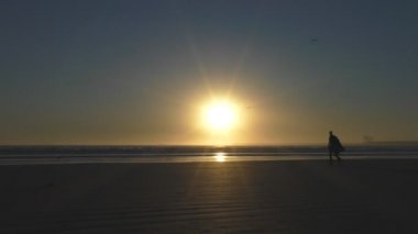 Güneş batımında karşı Müslüman Çift