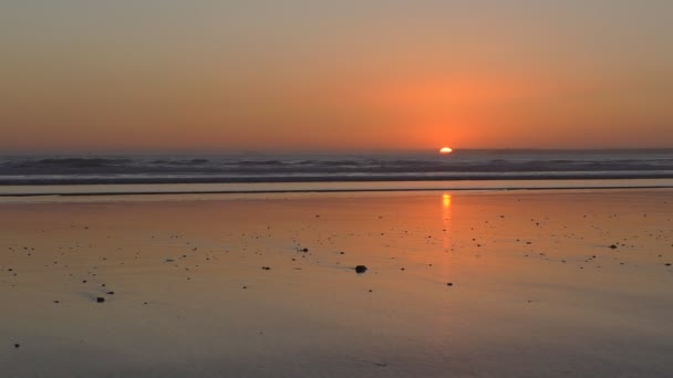 Ampia spiaggia pianeggiante sullo sfondo del tramonto — Video Stock