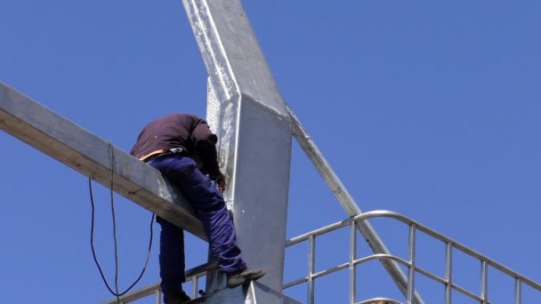 Soudeur travaillant sur la construction métallique — Video