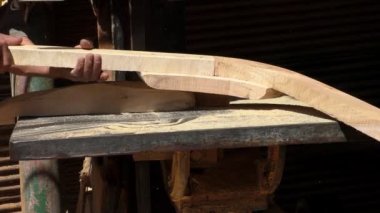 İşçi kesim detay üzerinde şerit testere