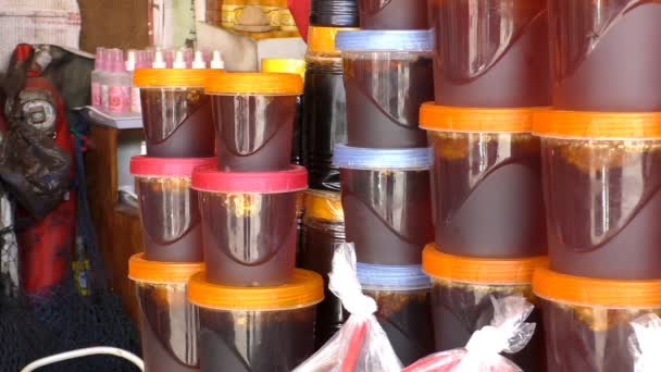 Honey jars for sale at the market — Stock Video