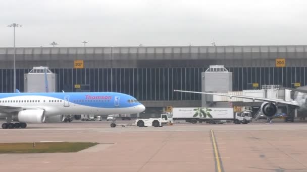 Trekkende Thomson Airlines vliegtuig in Manchester airport — Stockvideo