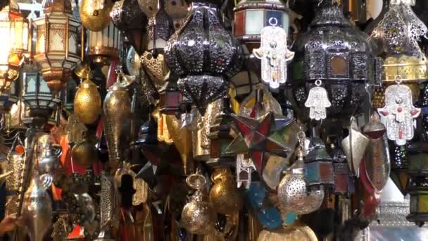 Artesanal artesanal ornamental lâmpadas marroquinas e lanternas — Vídeo de Stock