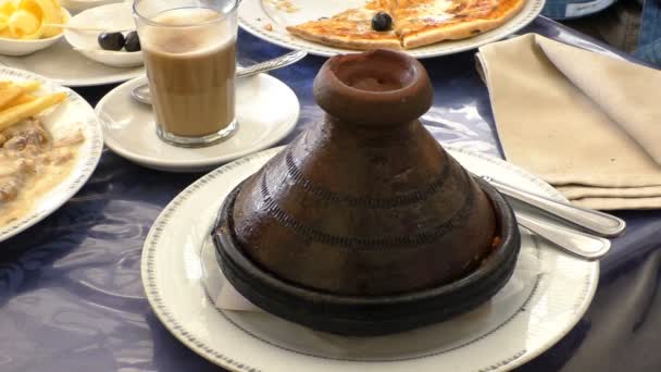 Marocko mat, tagine tagine maträtt i caféet — Stockvideo