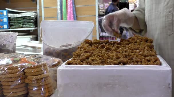 Suikerwerk winkel op het marktplein — Stockvideo