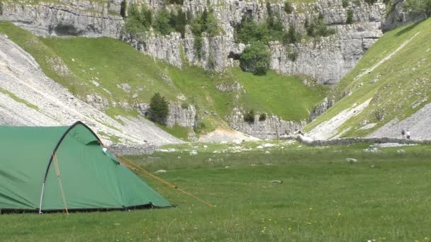 在山的山谷中的绿色帐篷 — 图库视频影像