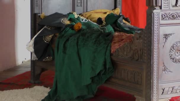 Πολύ παλιά κρεβάτι και φόρεμα στο δωμάτιο — Αρχείο Βίντεο