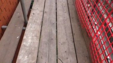 İskele katta yürüyüş