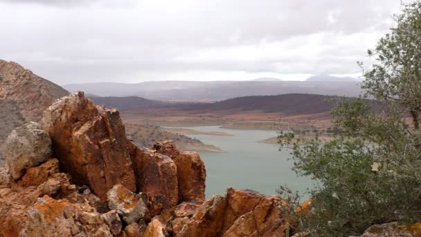 Марокканский пейзаж с речной плотиной сверху — стоковое видео
