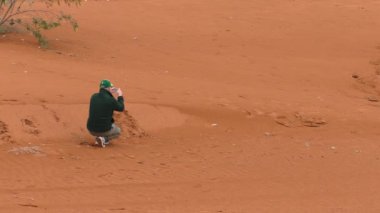Sahara Çölü'nde yağmurda fotoğraf çekmek adam