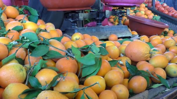 Marocain αγορά, ζυγίζοντας τα πορτοκάλια — Αρχείο Βίντεο