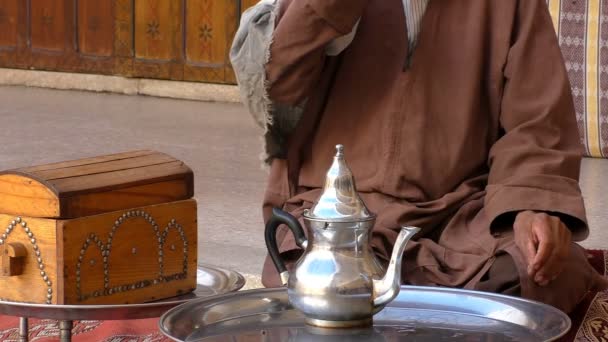 Μαροκινή άτομο κατανάλωση του τσαγιού — Αρχείο Βίντεο