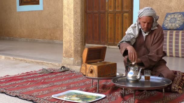 Παρασκευή τσαγιού στο εσωτερικό του μαροκινό σπίτι — Αρχείο Βίντεο