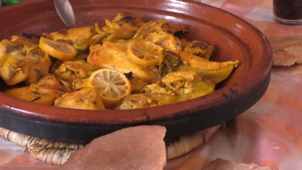 Tajina de tajina de pollo y limón — Vídeos de Stock