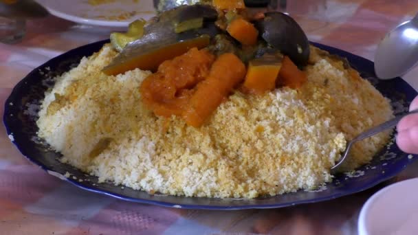 Cous bacalhau e legumes — Vídeo de Stock