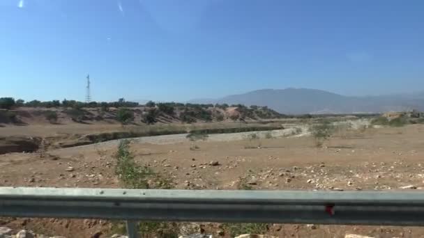 Puente sobre el río Taguenza seco en África — Vídeo de stock