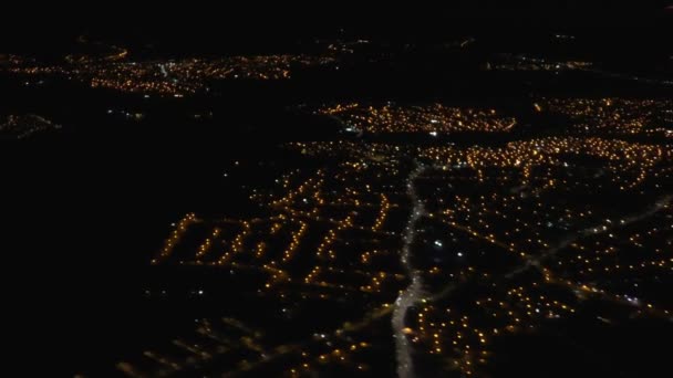 Stadslichten vanaf landing van vliegtuigen — Stockvideo