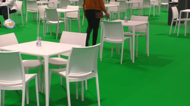 人们在咖啡馆与绿色地板 — 图库视频影像