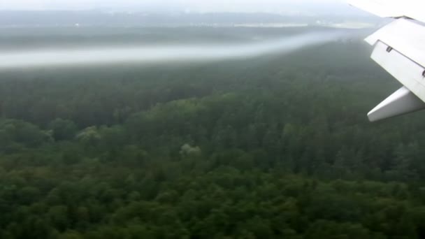 Rauch- oder Dampfspur von Flugzeugflügel — Stockvideo