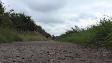 Obez kadın kırsal kesimde koşu