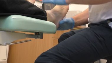 Ayak hastalıkları uzmanı kontrol adamın ayak doktor