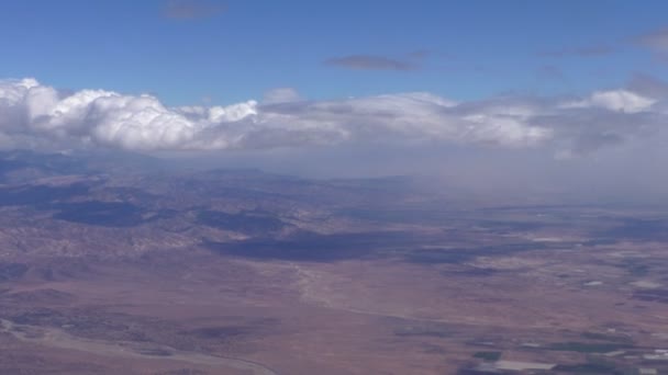 Vliegen boven Marokko bergen — Stockvideo
