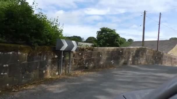 Pov rijden door dorp in Engeland — Stockvideo