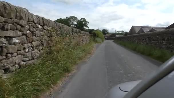 Dirigir estrada rural Inglês perto da fazenda — Vídeo de Stock