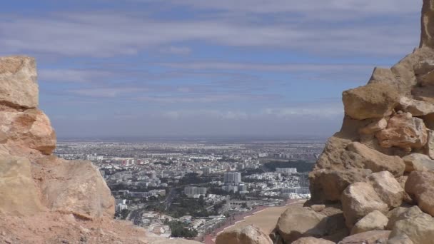 Parede velha e cidade marroquina de Agadir panorama — Vídeo de Stock