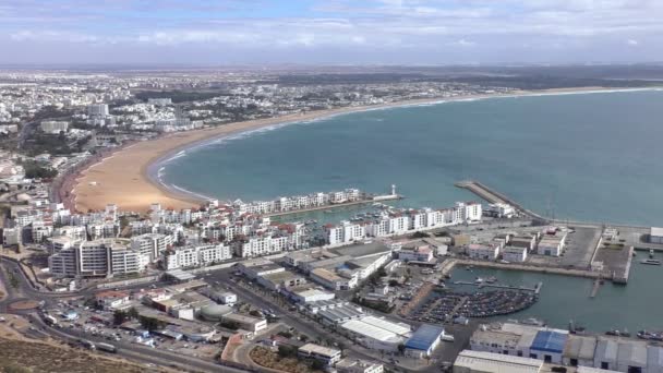 Agadir stad aan de kust van heuveltop — Stockvideo