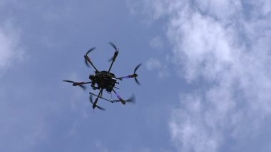 Azalan gökyüzünde robot