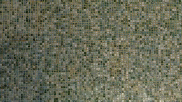 Agua que fluye por la pared de mosaico — Vídeo de stock