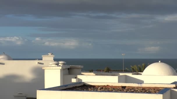 Witte daken in de ochtend op zee — Stockvideo