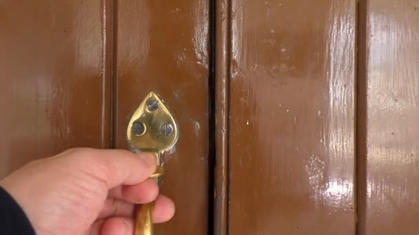 Открытие двери церкви — стоковое видео