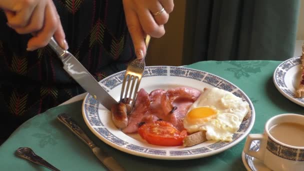 Engelsk frukost på nära håll — Stockvideo