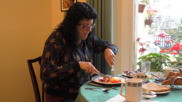 Mulher comendo seu almoço ou café da manhã — Vídeo de Stock