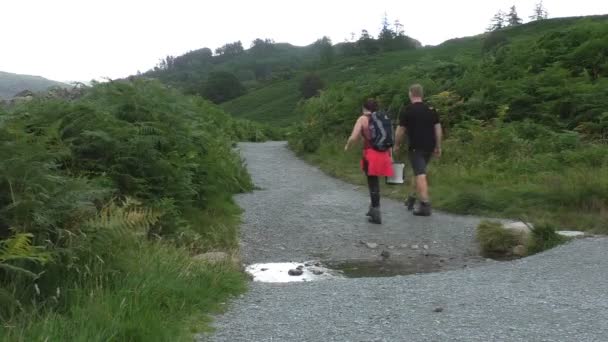 Quelques randonneurs sentier pédestre — Video