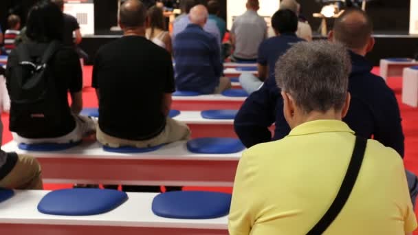 Audiencia viendo y escuchando — Vídeos de Stock